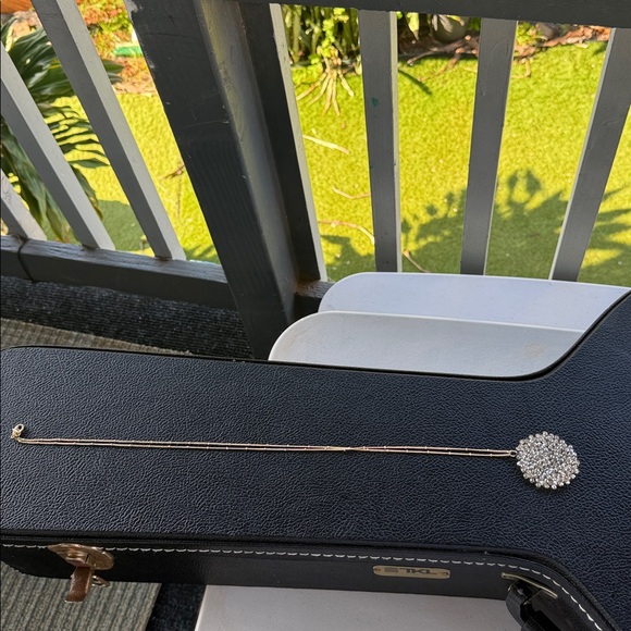 Thelia Crystal beaded medallion gold necklace - Picture 5 of 5